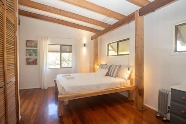 4 bedrooms, WiFi, bed sheets