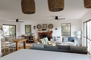 Peis, bøker og stereoanlegg