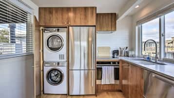 Frigorífico, microondas, horno y placa de cocina