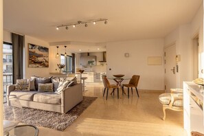 Smart TV - Sunset Seas View Modern T1 Self Catering Apartment (Funchal)