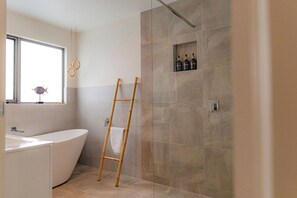 Shower, hair dryer, towels