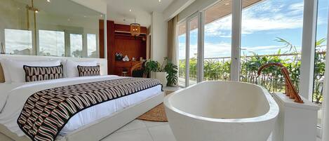 Una camera da letto moderna con un letto grande, una vasca da bagno e un balcone con vista.