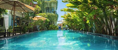 Piscina all'aperto, ombrelloni da piscina, lettini