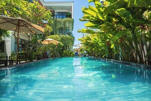 Piscina externa, guarda-sóis, espreguiçadeiras