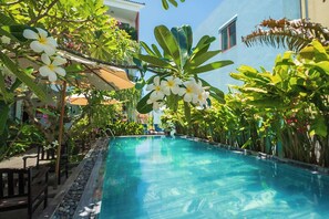 Outdoor pool, pool umbrellas, pool loungers - Coco Island Villa (Da Nang)