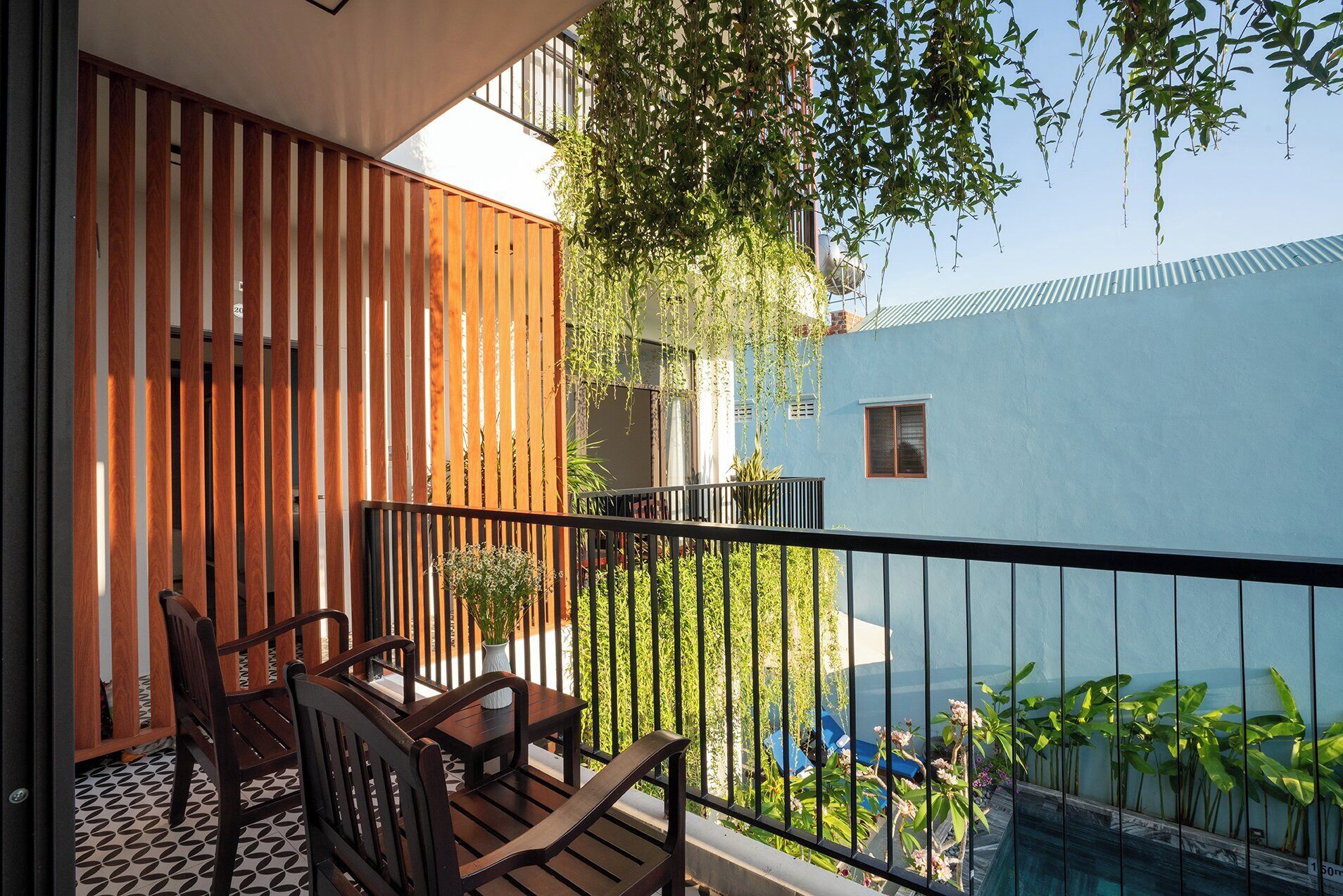 Værelse til 3 personer - udsigt til pool | Skrivebord, arbejdsområde til bærbare computere, mørklægningsgardiner