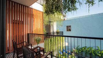 Chambre Triple, vue piscine | 1 chambre, bureau, espace de travail pour ordinateur portable