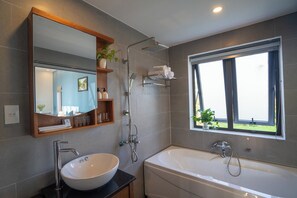 Combined shower/tub, hair dryer, slippers, towels - Coco Island Villa (Da Nang)