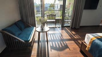 Kamar Double, pemandangan kolam renang | 1 kamar tidur, meja kerja, dan ruang kerja ramah laptop
