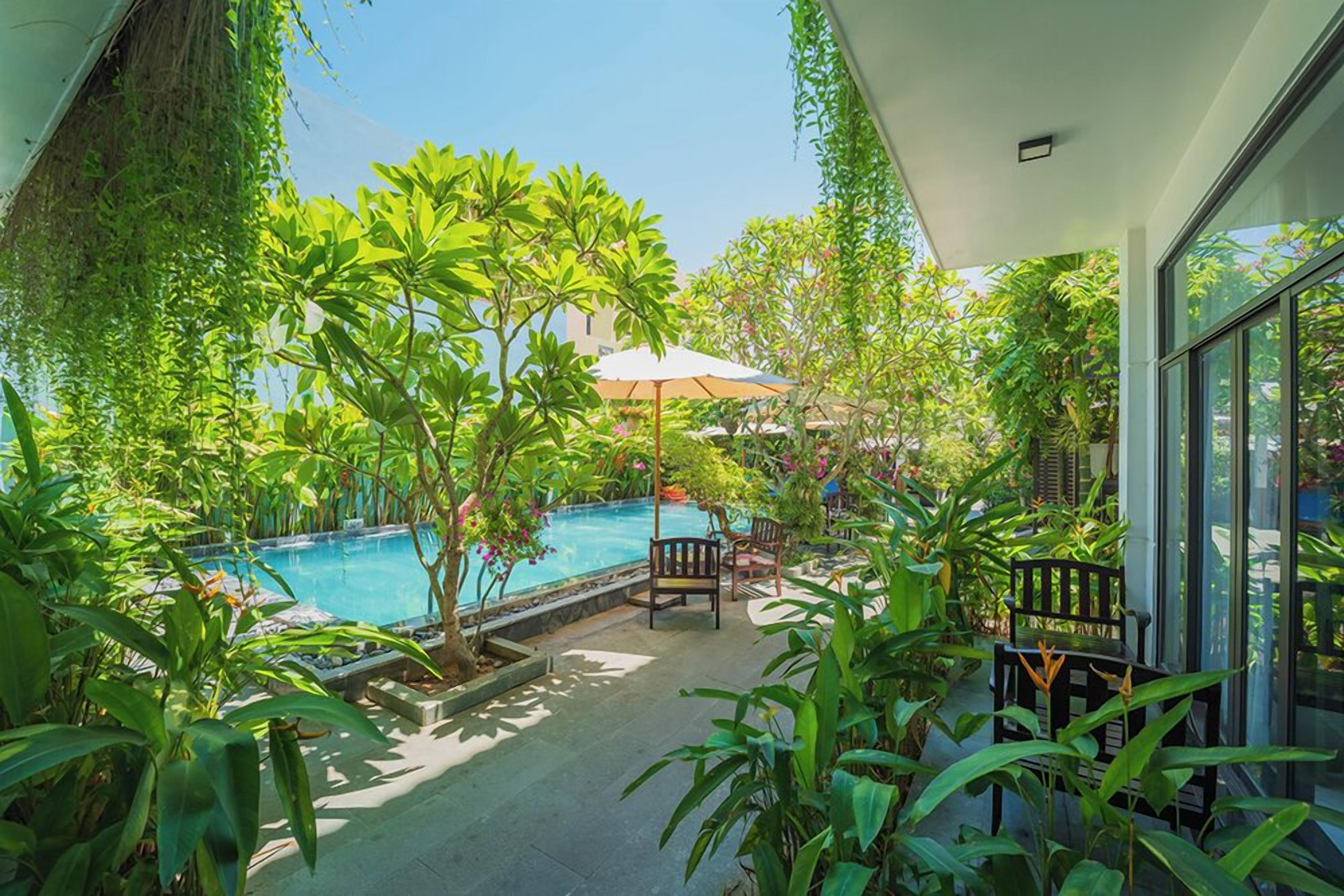 Outdoor pool, pool umbrellas, sun loungers