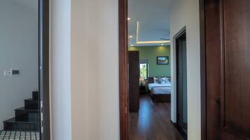 Suite, pemandangan kolam renang | 1 kamar tidur, meja kerja, dan ruang kerja ramah laptop
