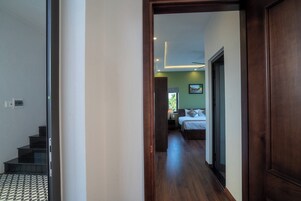 Suíte, vista para a piscina | Escrivaninha, espaço de trabalho para notebook, cortinas blackout