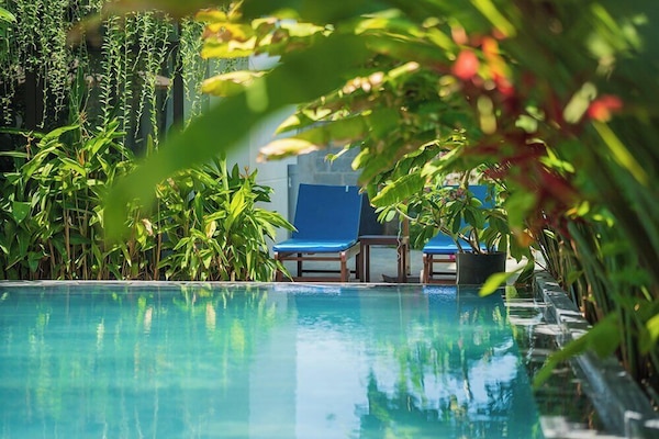 Piscine extérieure, parasols de plage, chaises longues
