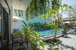 Desk, laptop workspace, blackout curtains, soundproofing - Coco Island Villa (Da Nang)