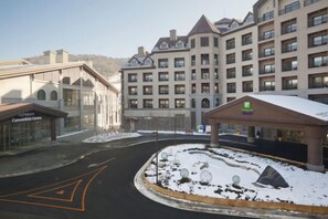 Un hôtel doté d’une cour intérieure, d’un centre de congrès et offrant une vue sur un paysage enneigé.