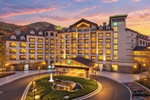 Un grand hôtel à étages, doté d’une cour intérieure et d’une entrée bien éclairée.