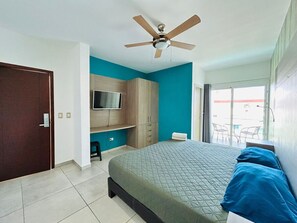 1 dormitorio, escritorio, tabla de planchar con plancha y wifi