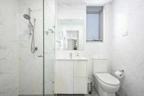 Dusche, Haartrockner, Handtücher, Seife