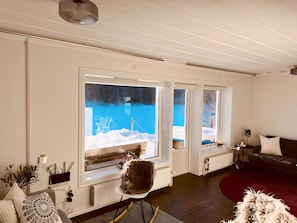 Smart TV y chimenea 