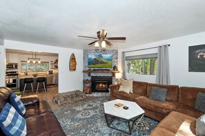 Tv, eldstad, tv-spel och ett filmbibliotek