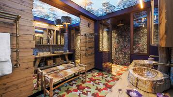 Chalet | Badkamer | Een diep bad, gratis toiletartikelen, een haardroger, badjassen