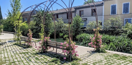 Property grounds. Chambre Voltaire, terrace on the banks of the Sorgue