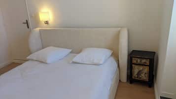 1 bedroom, desk, WiFi, bed sheets