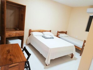 A room with a bed, a desk, and a wardrobe. - Belo Hotel (Tome-Acu)