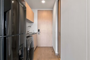 Kühlschrank, Mikrowelle, Herdplatte, Wasserkocher mit Kaffee-/Teezubehör