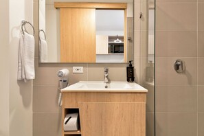 Shower, hair dryer, towels