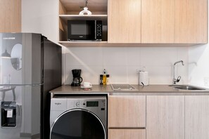 Fridge, microwave, stovetop, coffee/tea maker