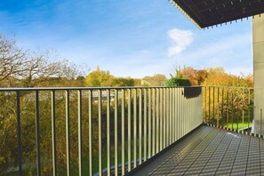 Property grounds - Modern 2 Bedroom Apartment with parking - Ashford (Ashford)