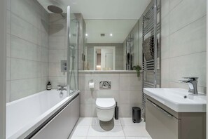Dusche, Handtücher, Shampoo