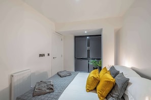 1 habitación, escritorio, tabla de planchar con plancha y wifi 