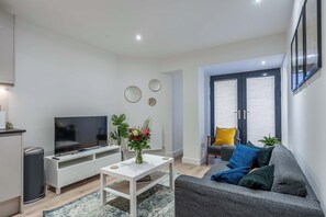 TV, offices - Stylish 1 bed apartment in Central Solihull (Solihull)