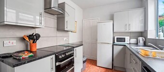 4 Bed Homely Retreat - WV1
