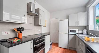 4 Bed Homely Retreat - WV1