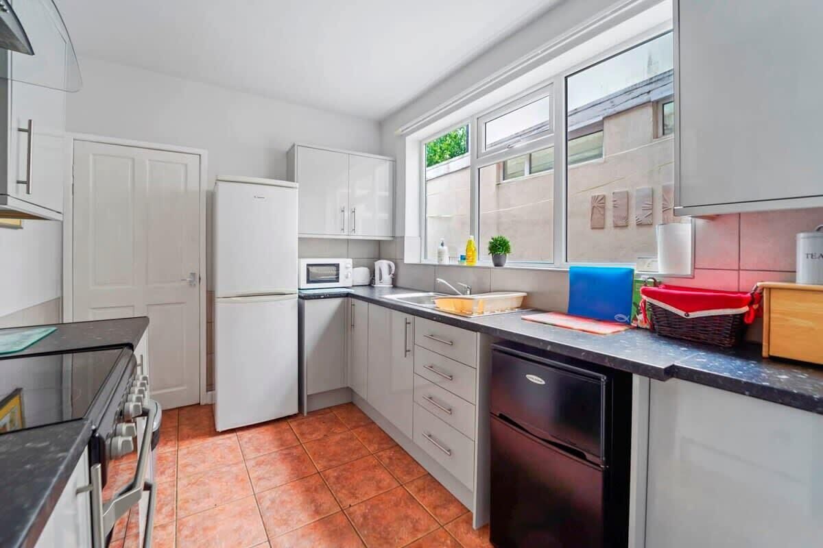 雪櫃、微波爐、焗爐、爐具