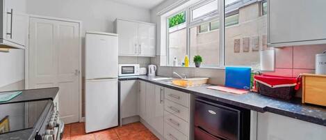 ثلاجة، ميكروويف، فرن، موقد طهي مسطح