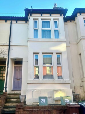 Exterior - 4 Bed Homely Retreat - WV1 (Wolverhampton)