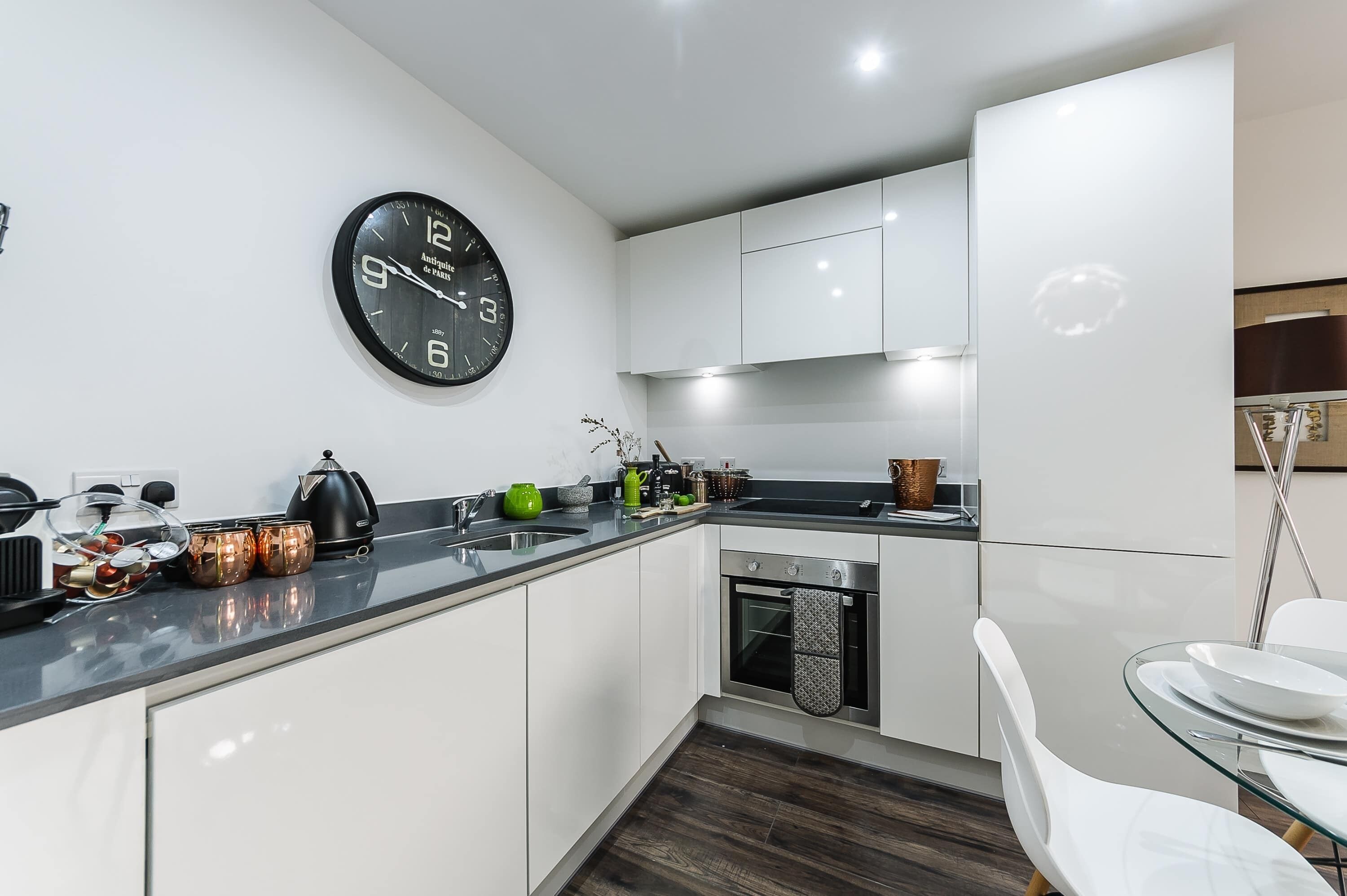 Een koelkast, een microgolfoven, een oven, een kookplaat