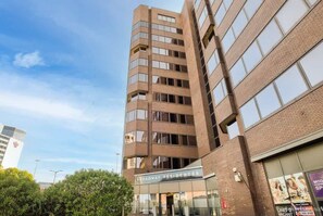 Un edificio de varios pisos con un cartel que dice 'Broadway Residences'.