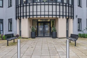 Exterior - Solihull Modern Living - 1 Bed Apartment (Solihull)