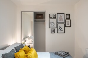 1 bedroom, desk, iron/ironing board, WiFi
