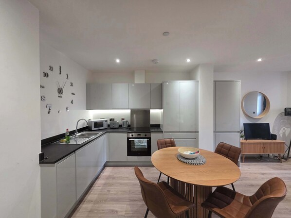 Kühlschrank, Mikrowelle, Ofen, Geschirrspüler