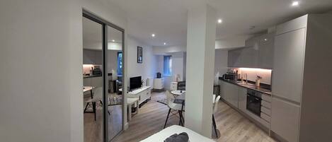 Bügeleisen/Bügelbrett, WLAN, Bettwäsche