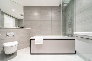 Shower, towels, shampoo - Solihull Studio | Parking • WiFi • NEC • BHX (Solihull)