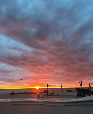 Vlak bij het strand, ligstoelen