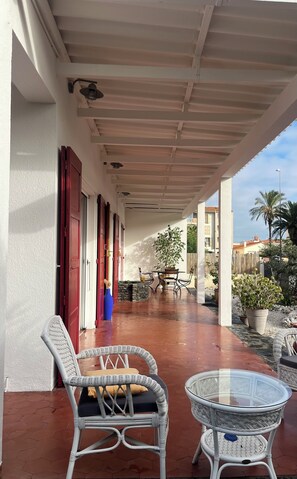 Outdoor dining - Gentle stay in a *** villa 80 meters from the beach. (Saint-Cyprien)