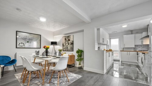 5x Bed Central Townhouse (Sleeps 9x) w. Parking